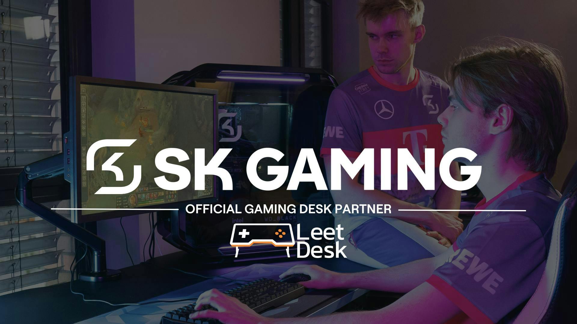 De twee logo's van SK Gaming en LeetDesk kondigen de samenwerking aan en overlappen een afbeelding van SK Gaming-leden die op hun LeetDesk gamen. 