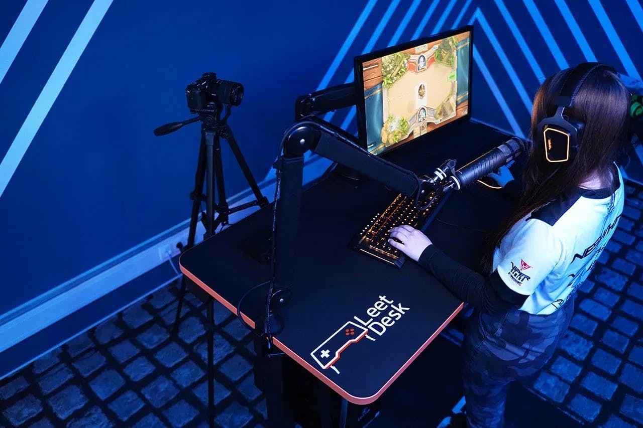 Höhenverstellbarer gaming Tisch von LeetDesk