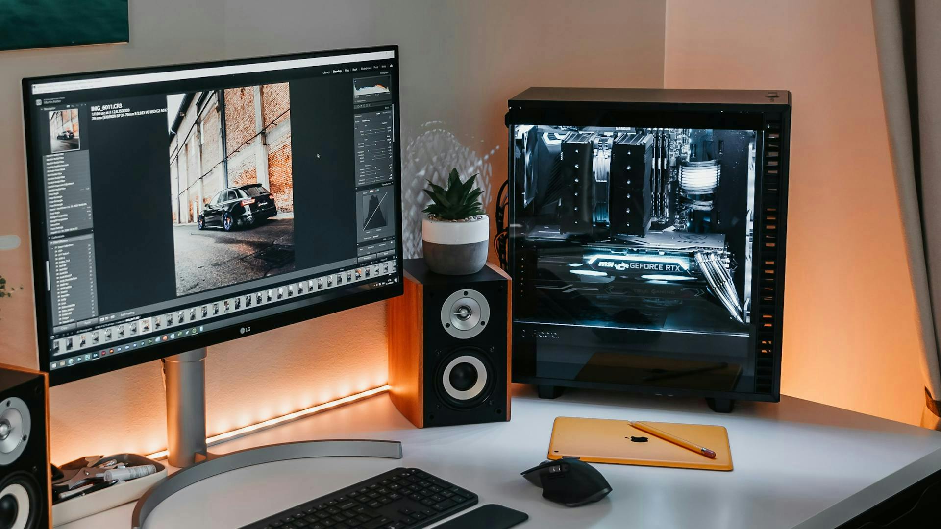 Ein weißes, cleanes Streaming Setup mit schlichter, weißer PC Beleuchtung.