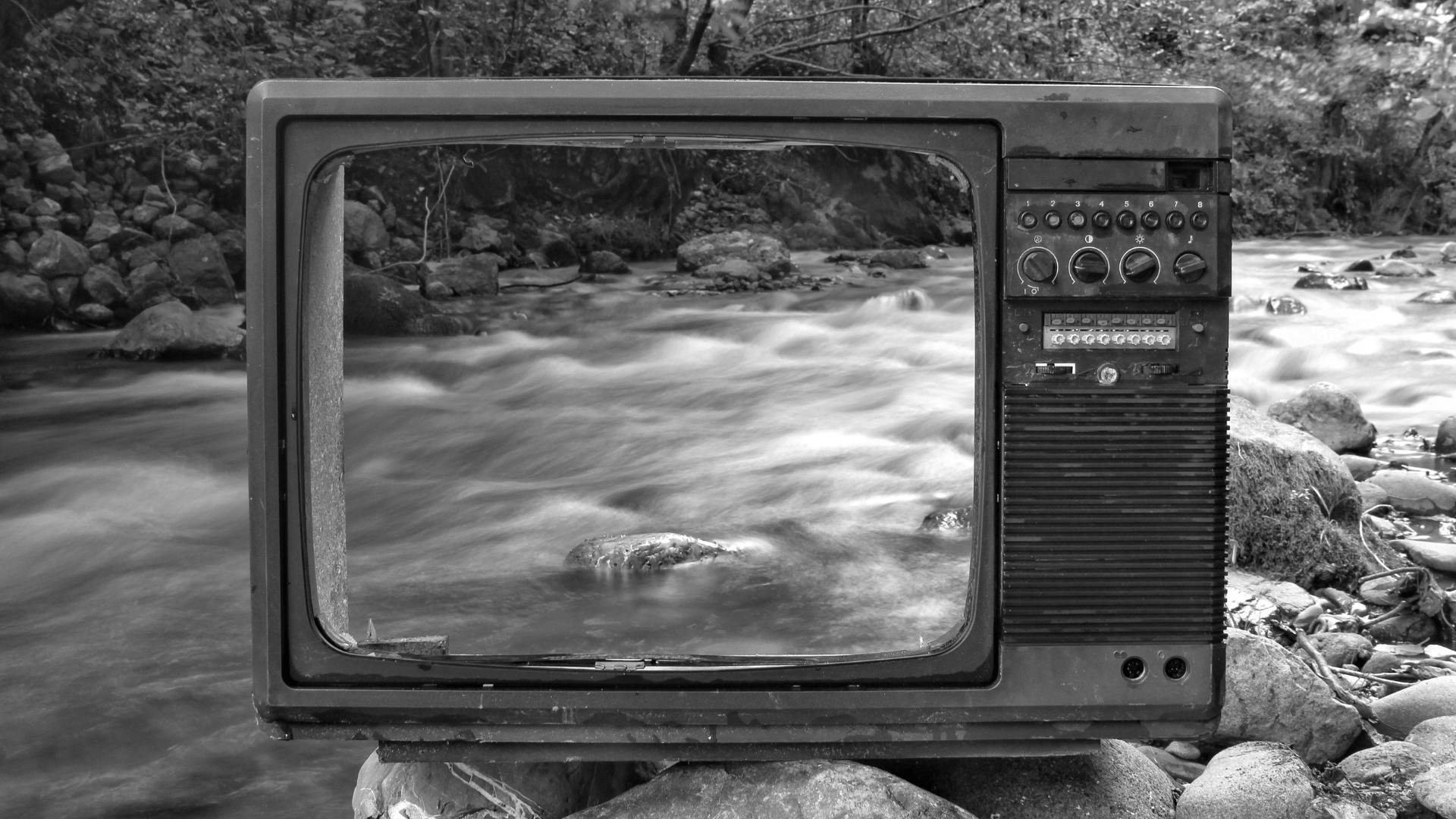 Ein TV Bildschirm in einem Fluss, in Graustufen
