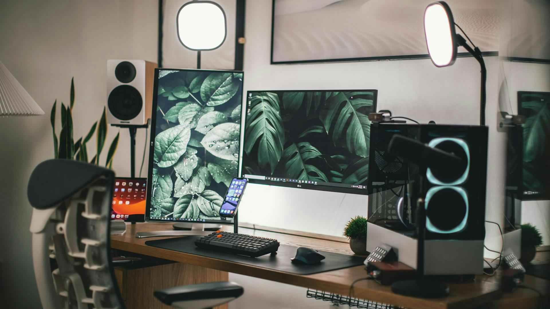 Ein Schreibtisch mit Gaming PC, zwei Monitoren und einer Gaming Tastatur ist in natürlichen Beige-, Hellbraun- und Grüntönen gehalten