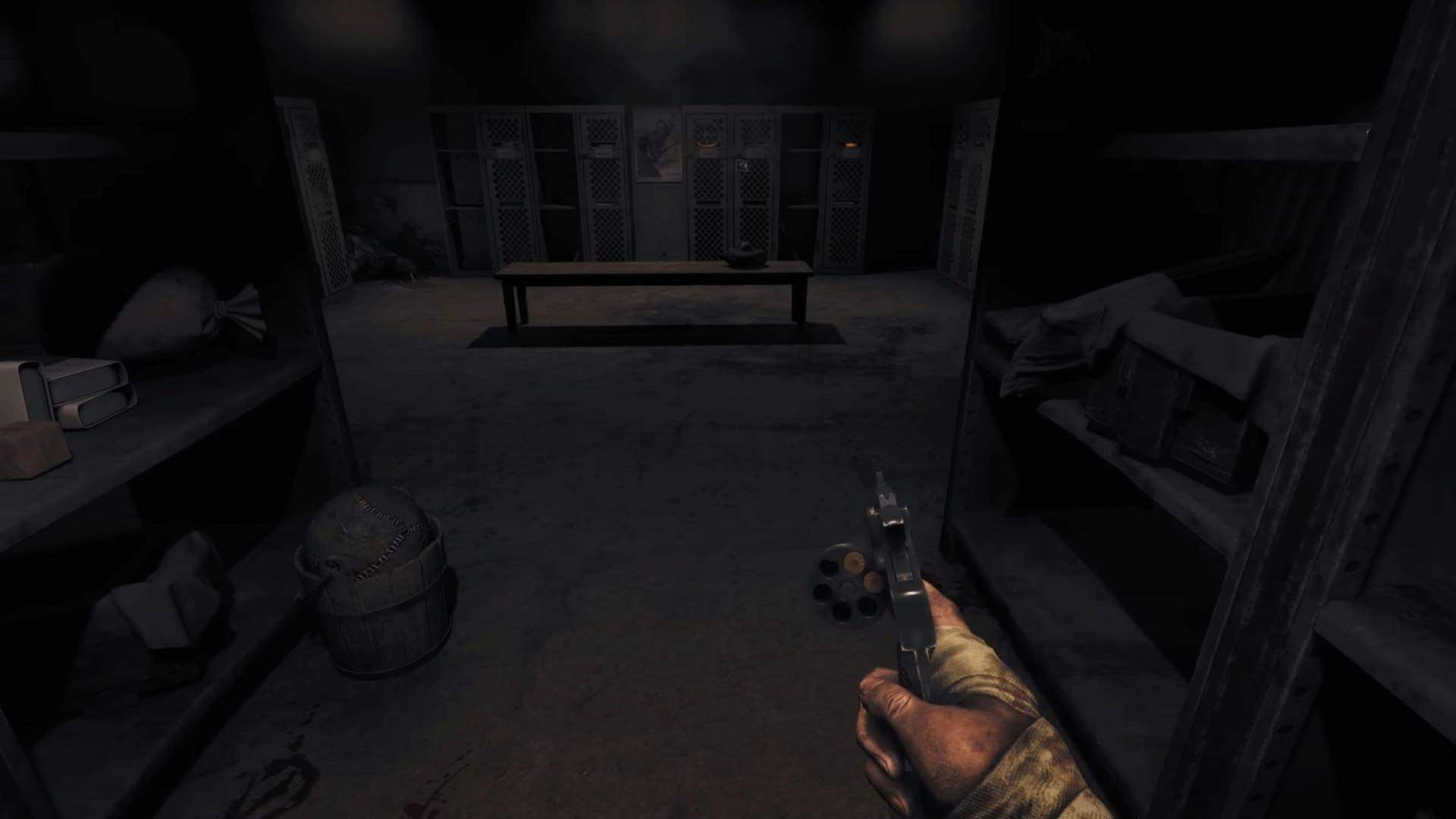 Gezeigt wird das Horror-Spiel: Amnesia: The Bunker. Der Spieler befindet sich einem dunklien Raum und hat eine Waffe in der Hand.