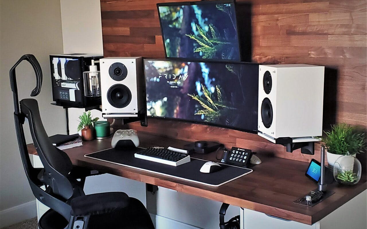 A gamer table in wood look | Credit: Reddit user "anothergraham"