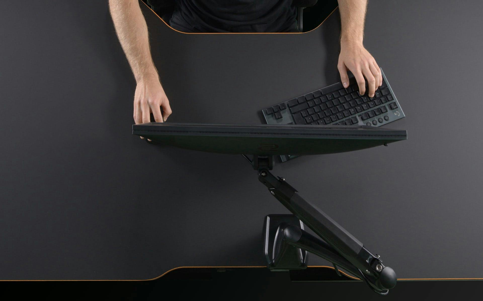 Mehr Flexibilität mit einem Monitor Arm | Credit: LeetDesk