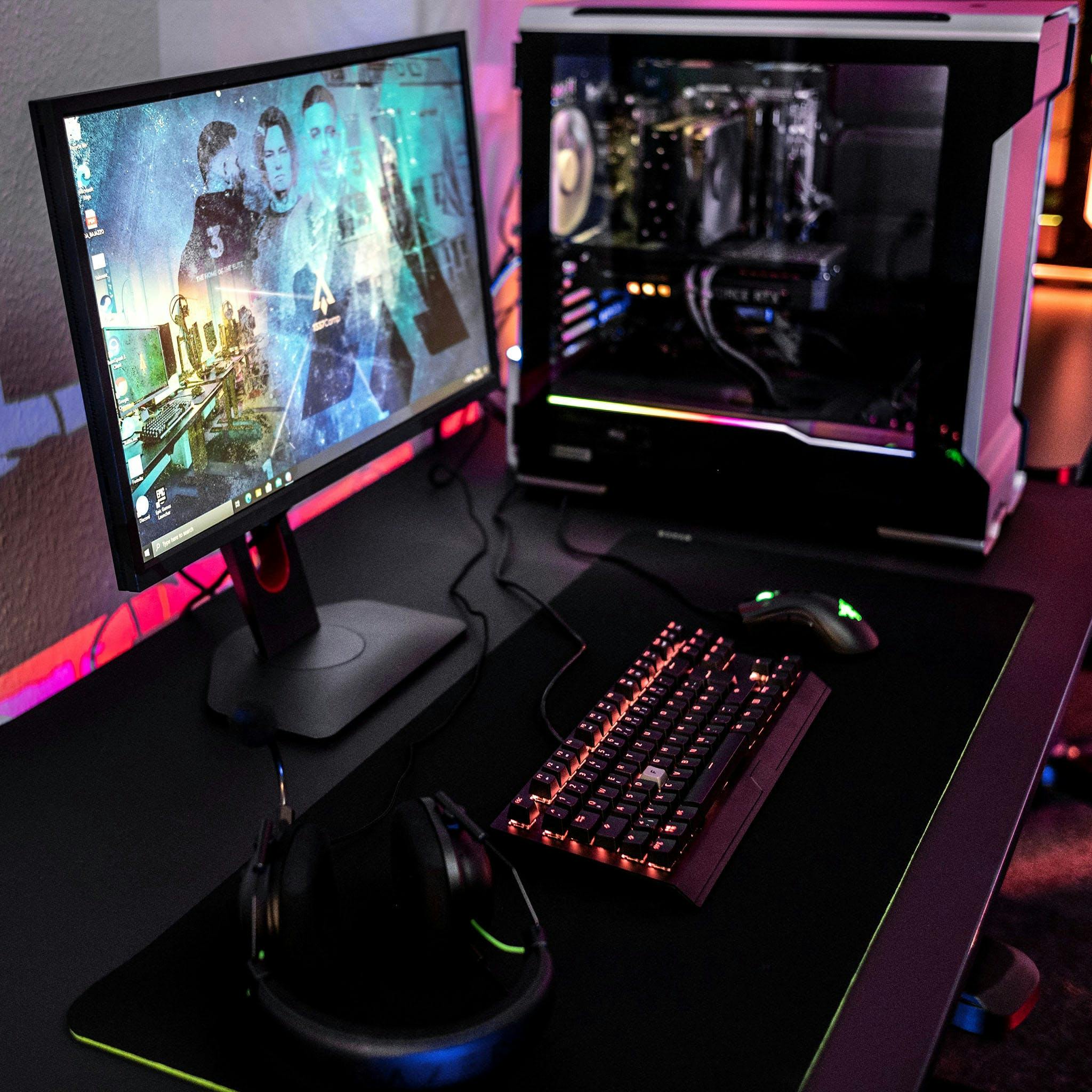 Ein schwarzer Schreibtisch in dunkler Ambiente versprüht stärker ein "Gaming Gefühl" | Credit: LeetDesk