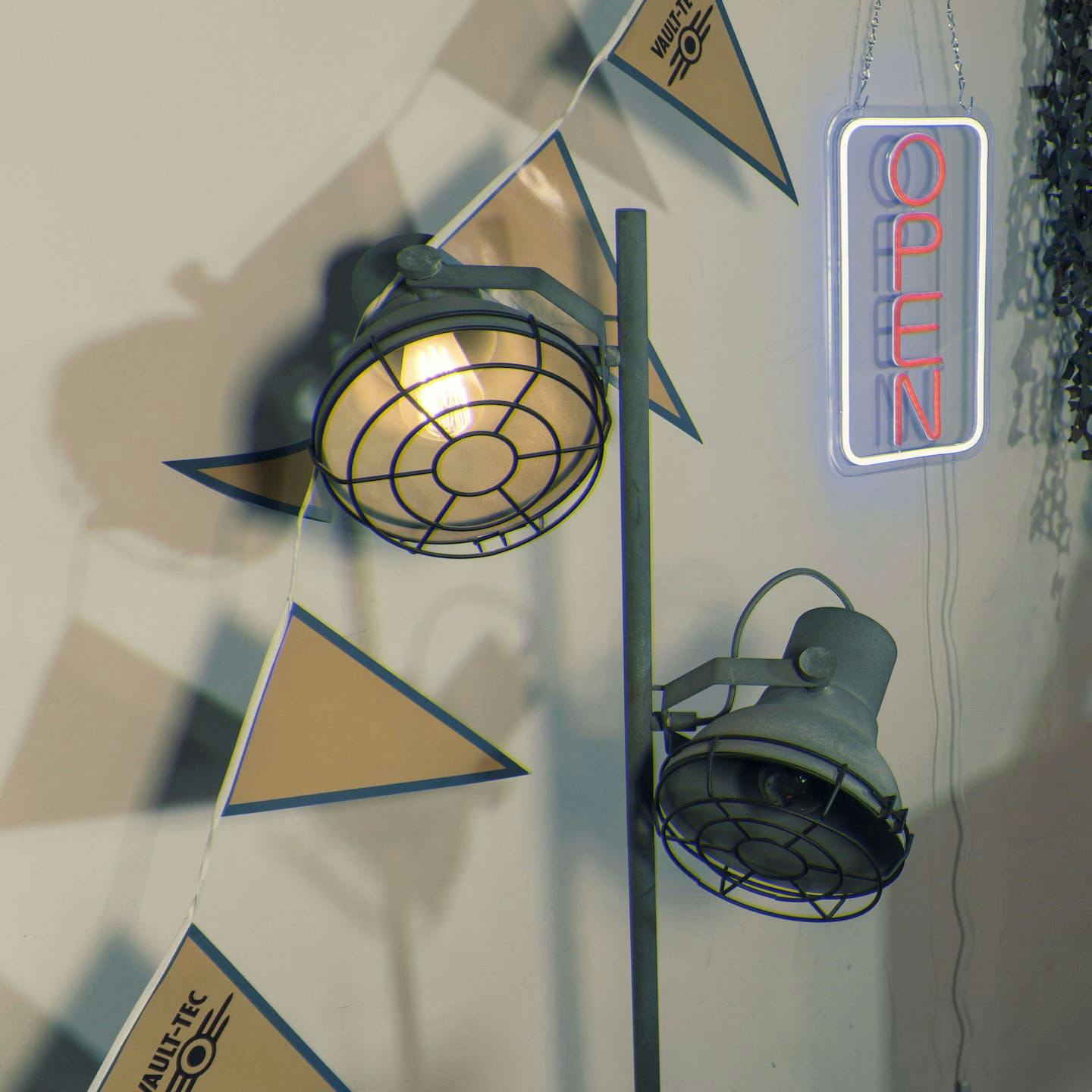 Gaming setup deko Post-apokalyptische lampen und open schild im fallout diner