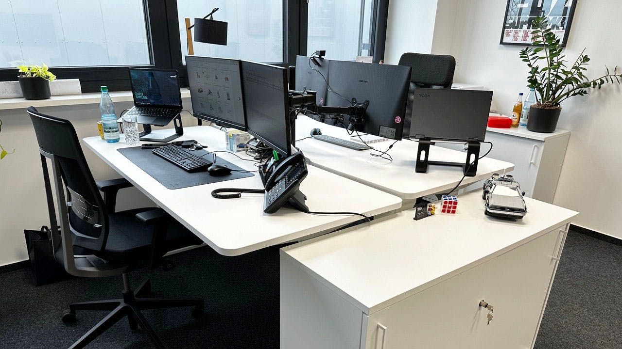 Weiße Bürotische höhenverstellbar von LeetDesk im Büro