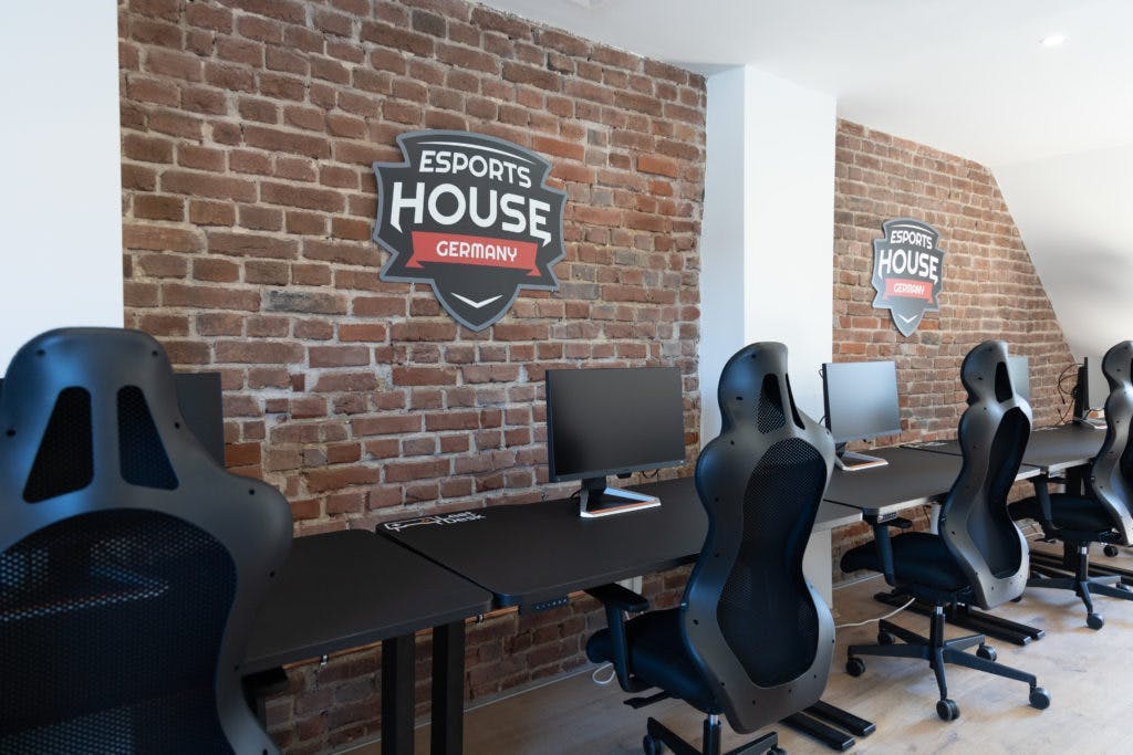 Het Esports House Duitsland biedt LeetDesk gaming desks aan in hun faciliteiten