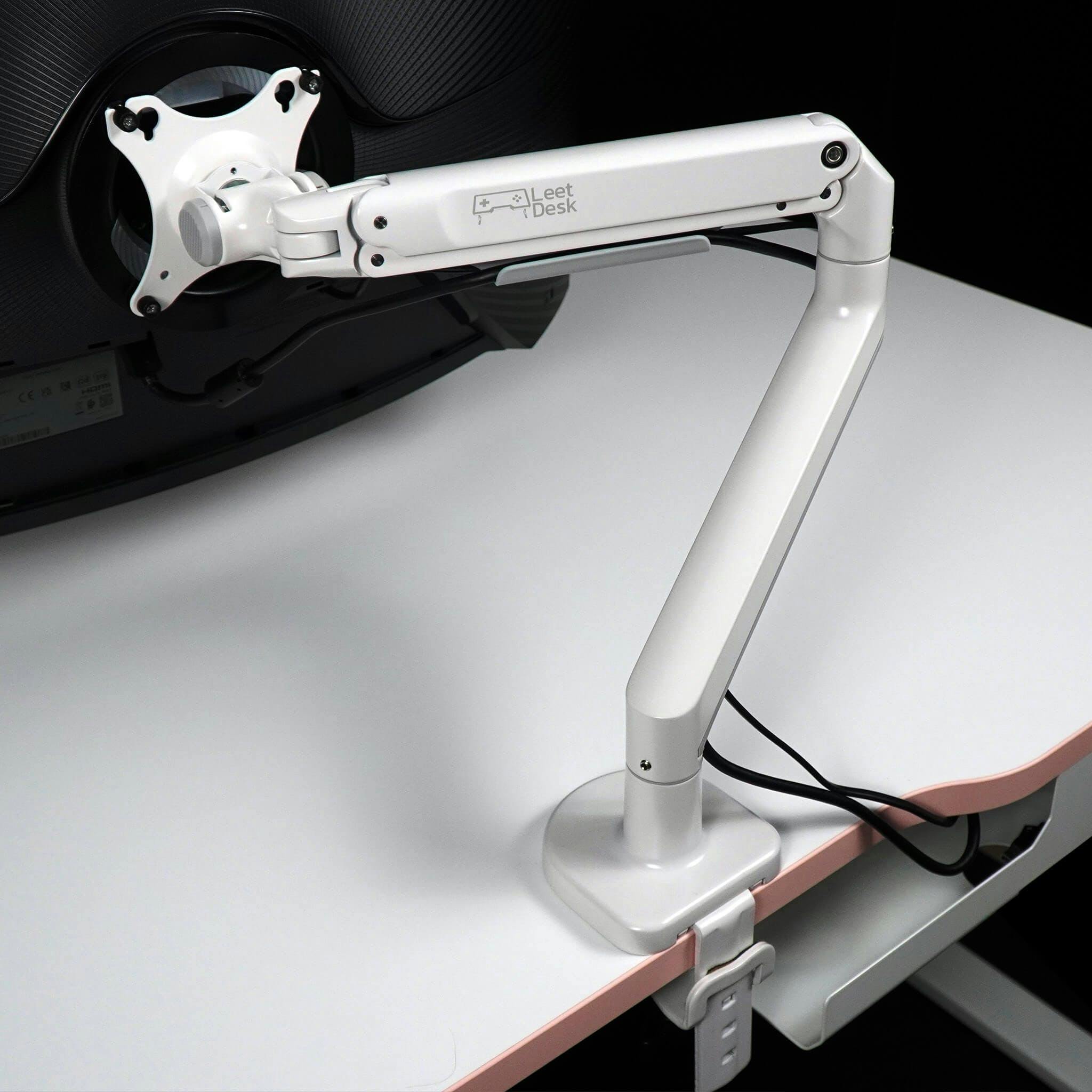LeetDesk Triple monitor arm for gaming desks - capture of the arm on the monitor