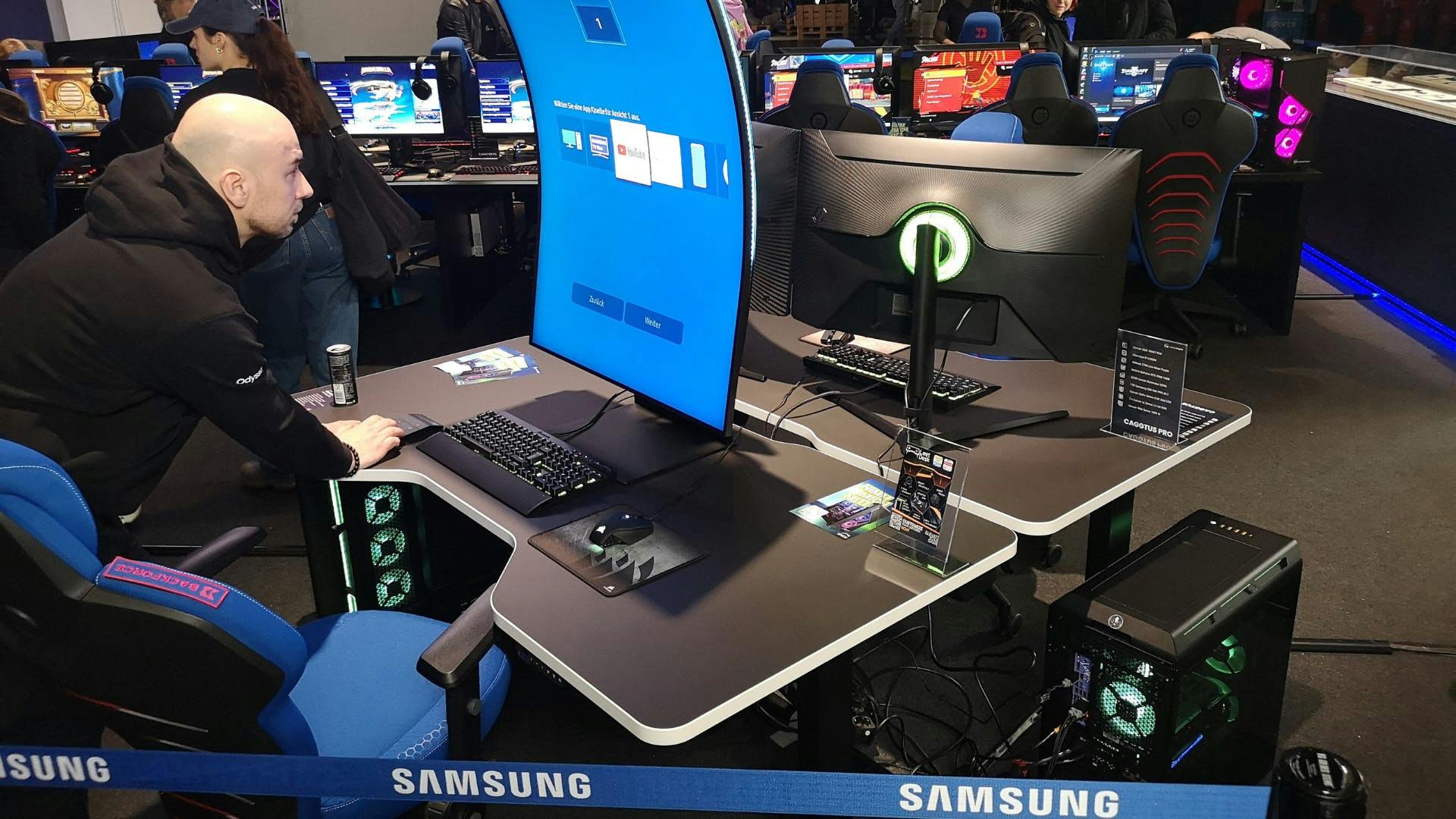 LeetDesk Gaming bureaus gekoppeld Samsung monitoren is een winnende combo - Locatie Caggtus in Leipzig