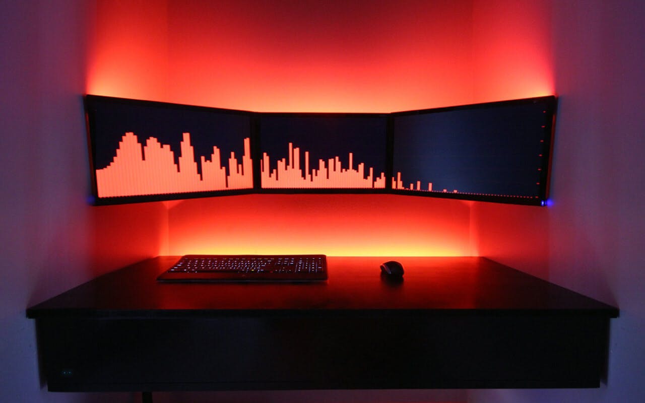 Custom built PC in den Tisch integriert inkl. LED backlight | Credit: imgur.com