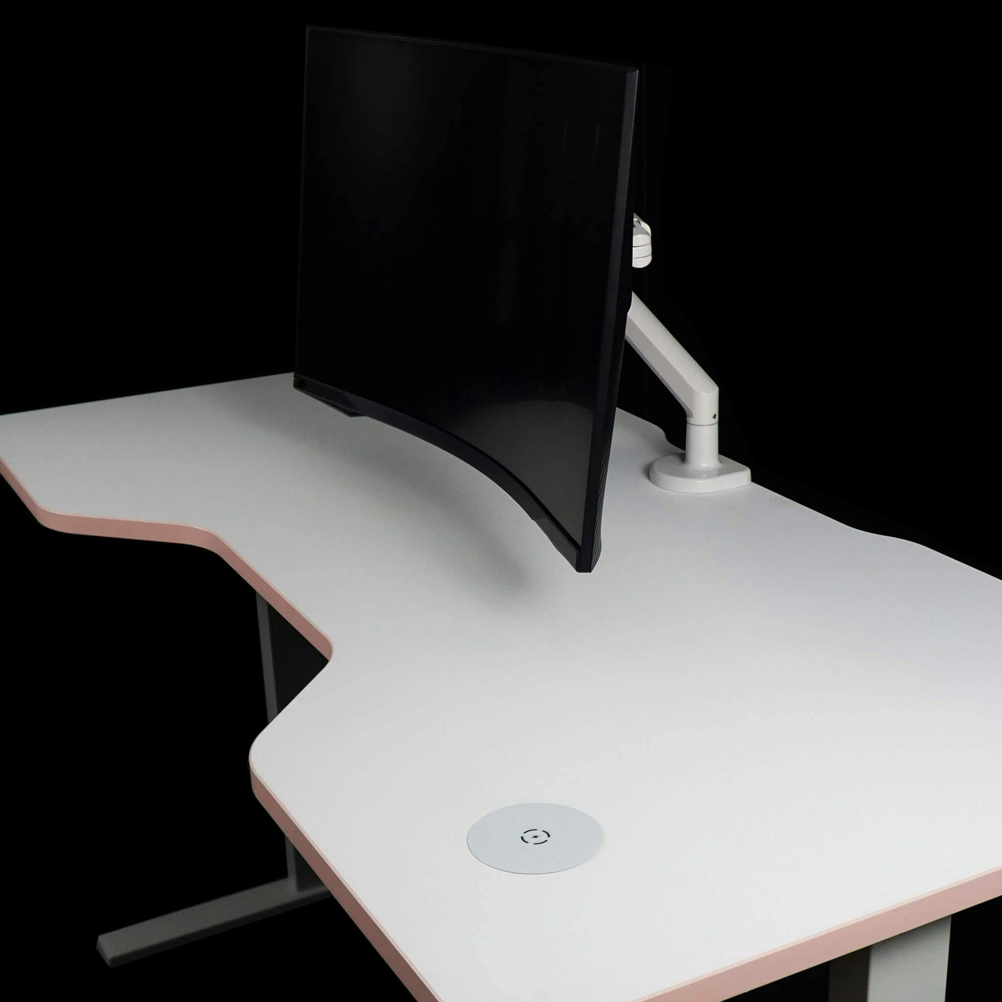 Potrójny uchwyt na monitor LeetDesk do biurek dla graczy - przymocowane do biurka gamingowego
