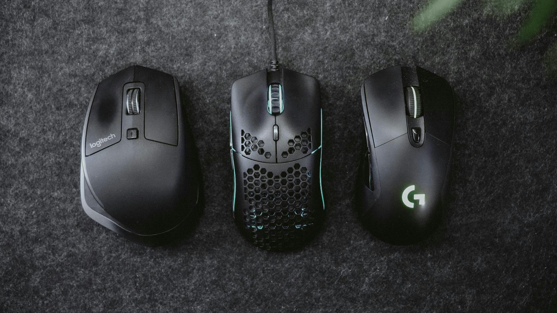 Drei Gaming Mäuse von verschiedenen Herstellern, mit und ohne Kabel, liegen nebeneinander
