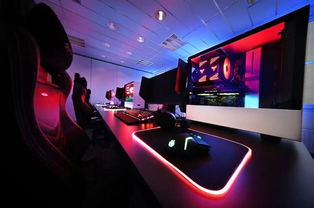 The 1337 Camp builds on stable desks with LeetDesk