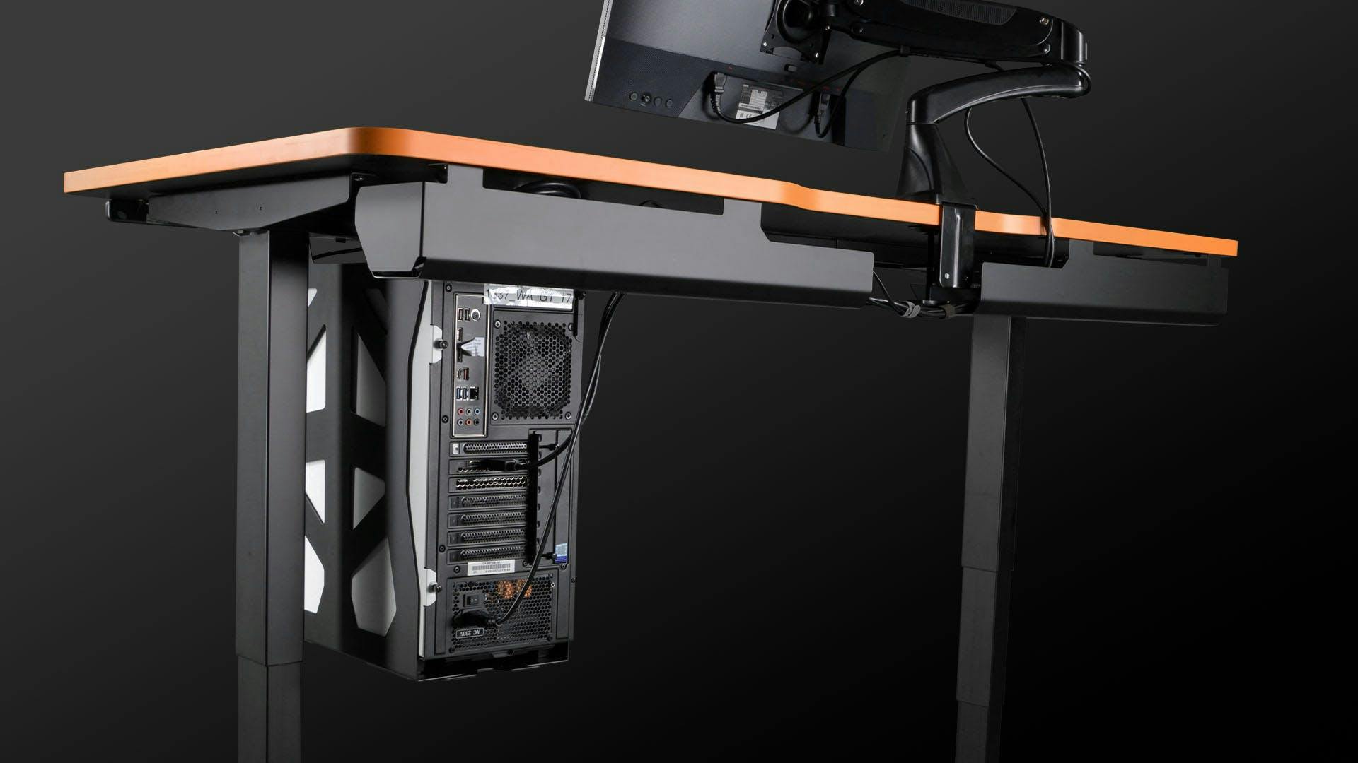 Ein LeetDesk Gaming Tisch von hinten, der mit zwei Kabelschienen ausgestattet ist, die das Kabelmanagement vereinfachen